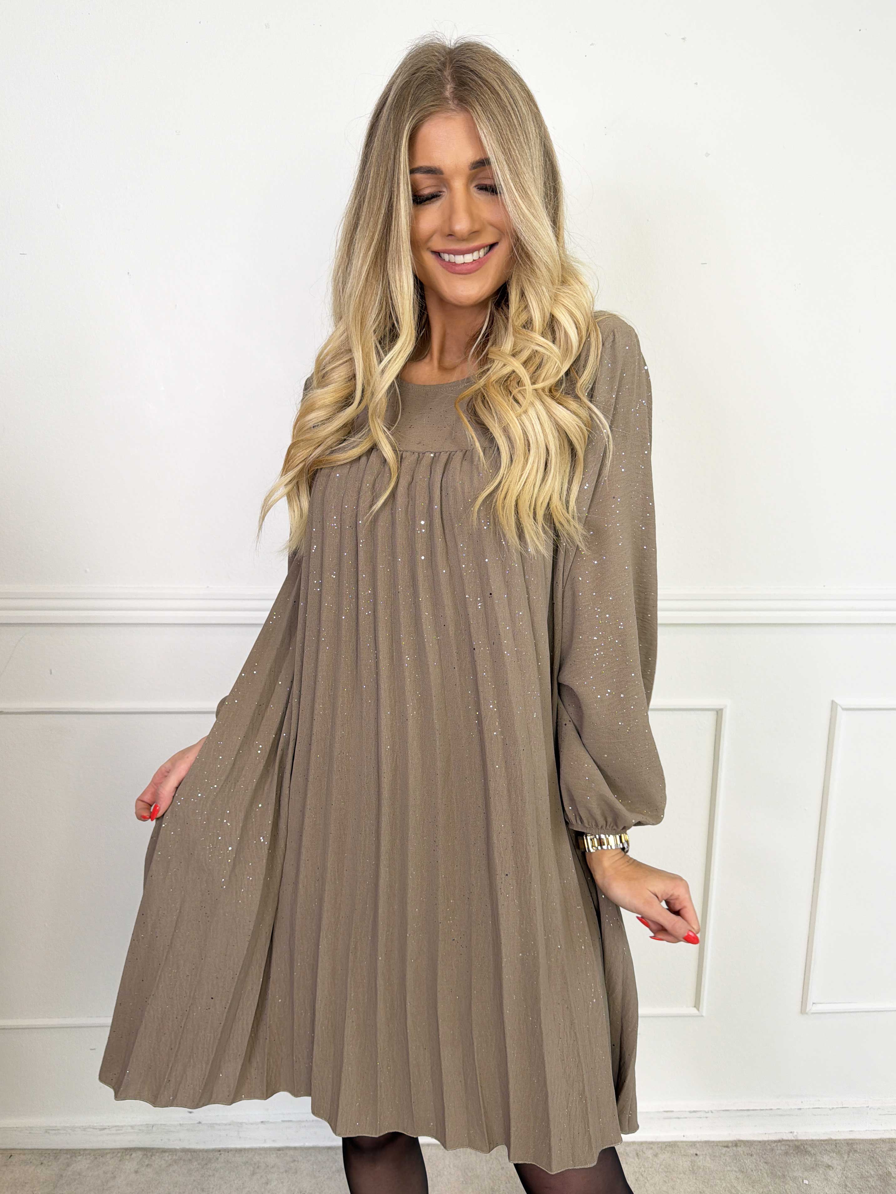 Nancy Glitter Short L/S - Plisseret kjole med lommer og glimmer